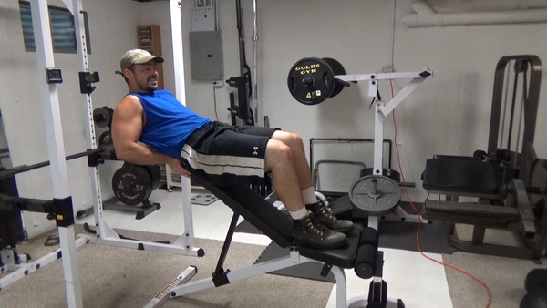 Incline Bench Single Leg Knee Raises for Six-Pack Abs start