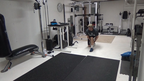 Pass-Under Walking Lunges With a Dumbbell